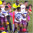 Torcedor do Inter invade campo com criança no colo para agredir adversário (Reprodução/Premiere Montagem/R7)